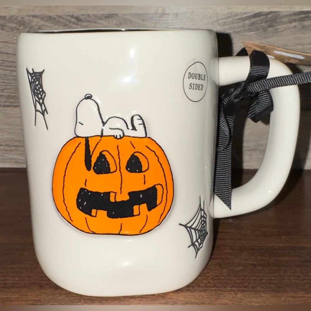 Super Cute 🥰 Peanuts Halloween Snoopy on Top of a Pumpkin 🎃 Rae Dunn 20oz Mug